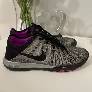 Lightly worn Nike free run sneakers